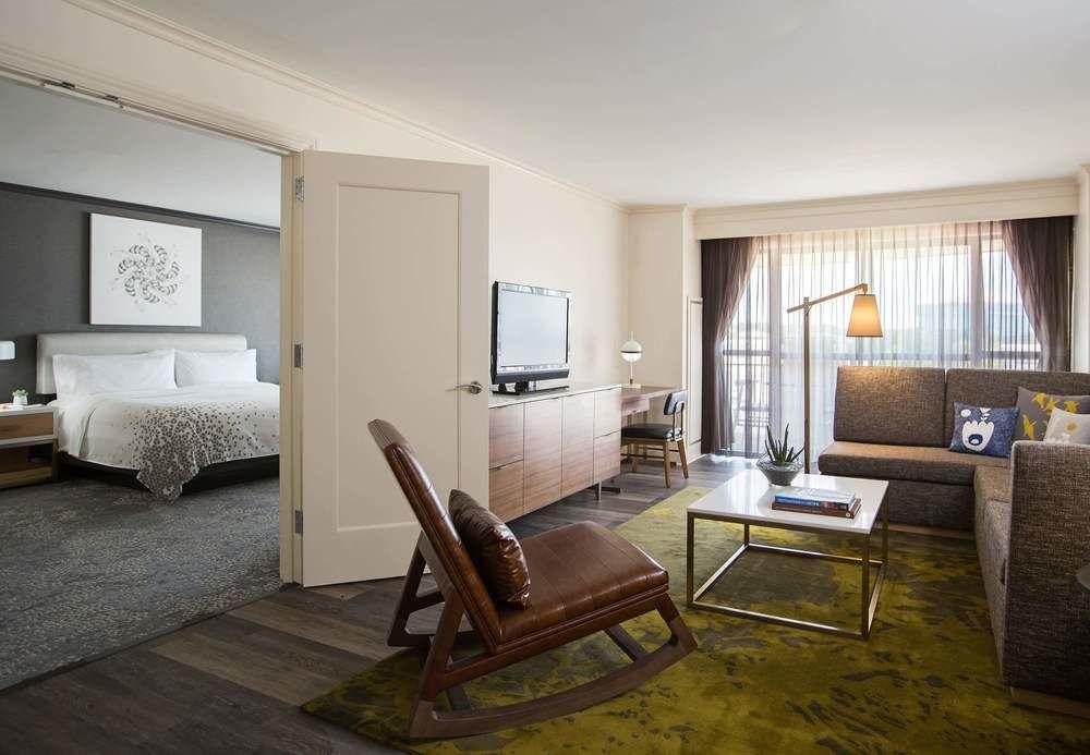 Renaissance Raleigh North Hills Hotel Bagian luar foto