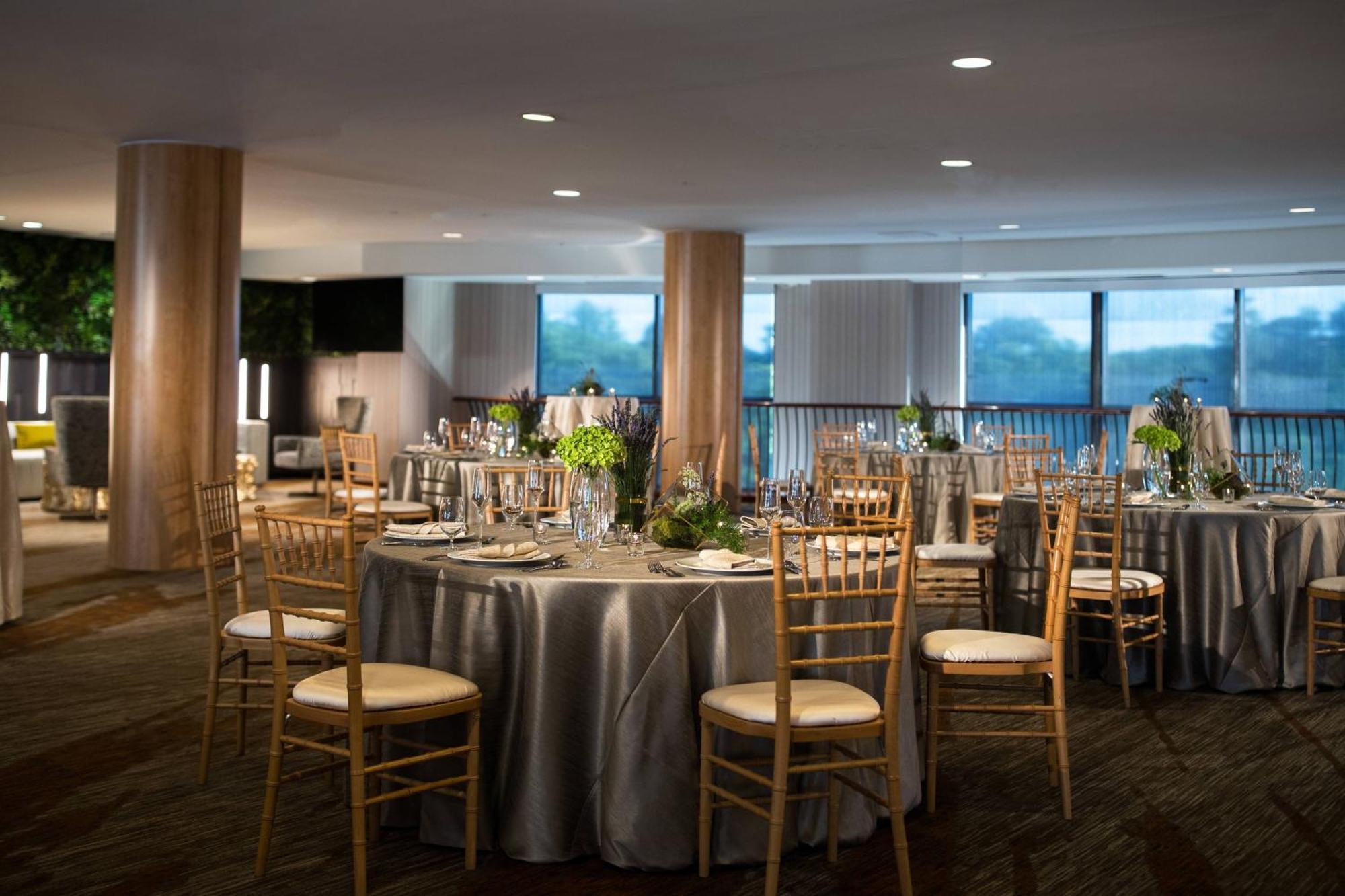 Renaissance Raleigh North Hills Hotel Bagian luar foto